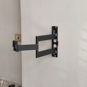 זרוע מתכתית מותקנת על קיר לבן