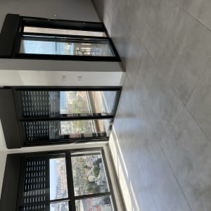 רצפה נקייה עם חלונות גדולים ותריסים סגורים