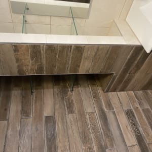 ריצוף עץ וחיפוי קיר בעבודת שיפוץ