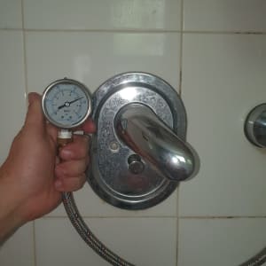 יד מחזיקה מד לחץ ליד ברז מקלחת