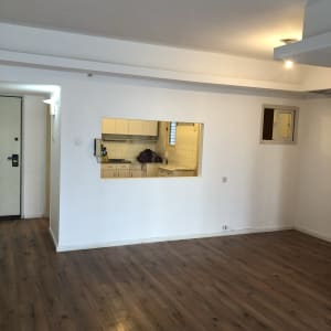 קיר לבן עם חלון פנימי למטבח