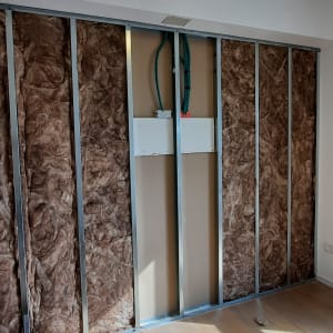 קיר גבס עם בידוד וצינורות חשמל