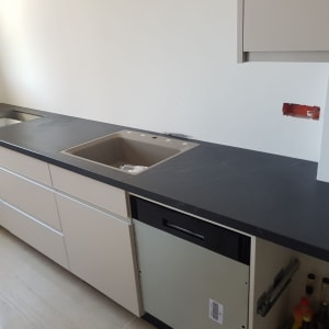 שיש שחור עם כיור במטבח מודרני