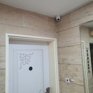 מצלמת אבטחה מותקנת בפינת תקרה בחדר