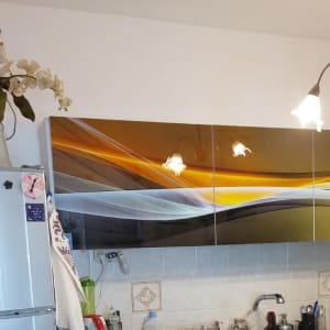 מטבח עם ארונות מעוצבים ותאורה תלויה