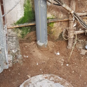 צינור אפור עם חיבורים ותשתית חשופה