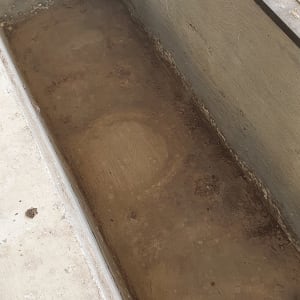 אזור מלוכלך עם לכלוך ואבק על הרצפה