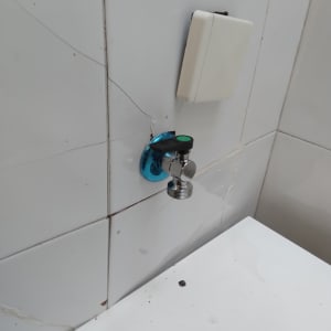 ברז מים מותקן על קיר אריחים לבנים