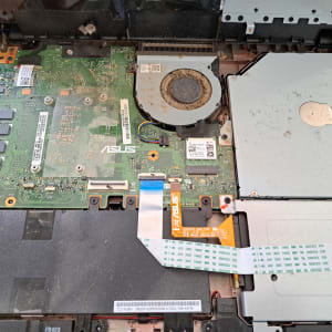 לוח אם של מחשב נייד עם מאוורר וכונן אופטי