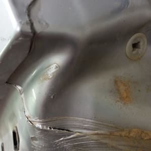 נזק למתכת עם שריטות וסדקים ברכב