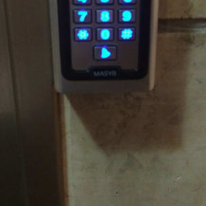 לוח מקשים מואר עם מספרים וכפתורים