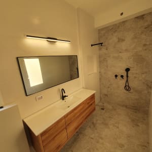 כיור עם ברז שחור במקלחת מודרנית