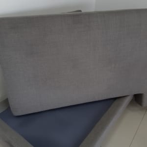 ספה אפורה עם כרית נשלפת על רצפה בהירה