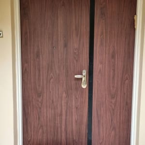 דלת עץ עם ידית מתכת ומנעול