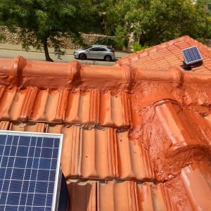 פאנלים סולאריים על גג רעפים אדום