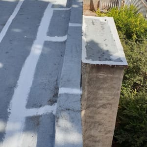 גג אטום עם חומר איטום לבן על התפרים