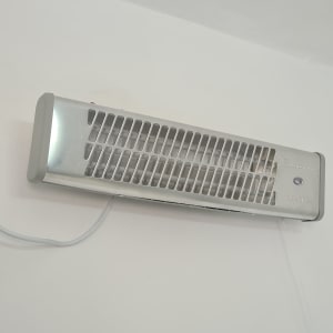 תנור חימום מותקן על קיר עם חיבור לחשמל