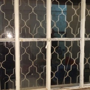 חלון זכוכית עם סורגים מתכתיים