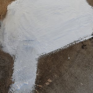 משטח אטום בצבע לבן על רצפה כהה