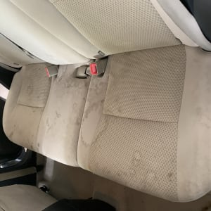 מושב רכב עם כתמים ולכלוך לפני ניקוי