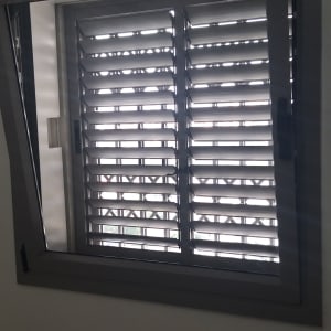 חלון עם תריסים פתוחים למחצה