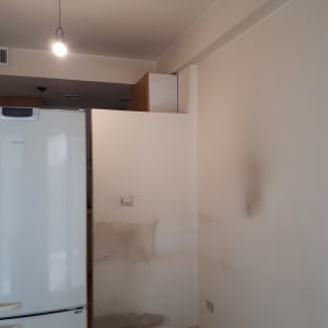 קיר עם כתמי צבע כהים וכתמי לכלוך