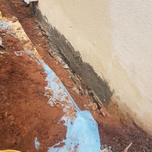 איטום קיר חיצוני עם חומר איטום אפור