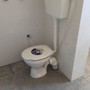 אסלה חדשה מותקנת על רצפה מרוצפת