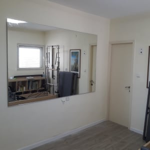 מראה גדולה תלויה על קיר בחדר