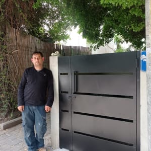 שער מתכת שחור עם פסים אופקיים