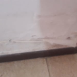 קיר עם צבע מתקלף וחוט חשמל