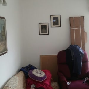 שני ציורים ממוסגרים תלויים על הקיר הלבן