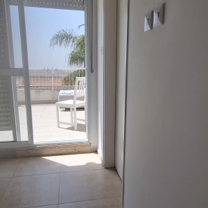 רצפת אריחים חדשה ודלת הזזה מזכוכית