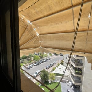 סוכך חום עם קרעים ותמיכה במוטות מתכת