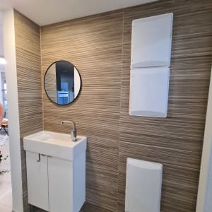 כיור לבן עם ברז על רקע קיר חום