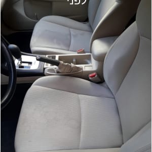 מושבי רכב עם כתמים לפני ניקוי