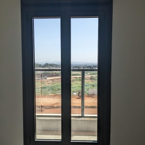 חלון אלומיניום עם נוף חיצוני