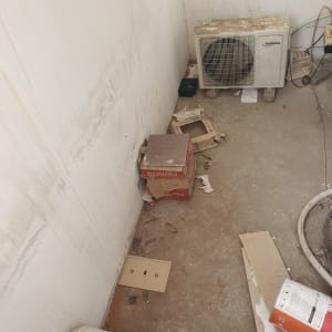 מלכודת עכברים על רצפה ליד קופסאות קרטון