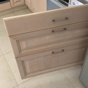 ארון מטבח מעץ עם ידיות מתכת