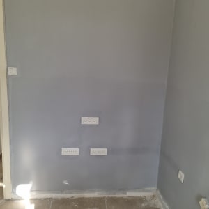 שקעים ומתגים על קיר אפור בחדר