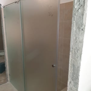 דלת זכוכית חלבית למקלחת עם מסגרת מתכת