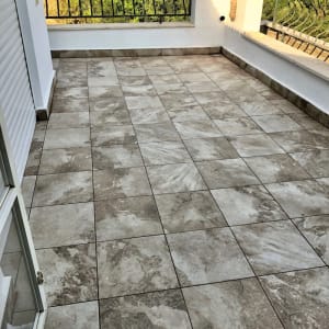 מרפסת עם ריצוף חדש באריחי שיש אפורים