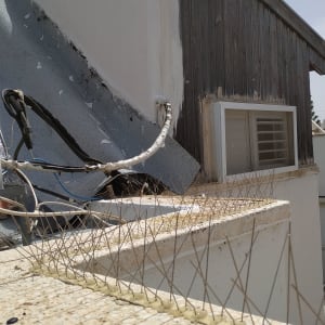 חוטים אטומים עם חומר איטום על גג מבנה