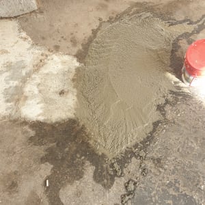 תיקון ויציקת מלט מקומית על משטח בטון