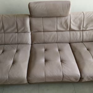 ספה מרופדת בצבע בז