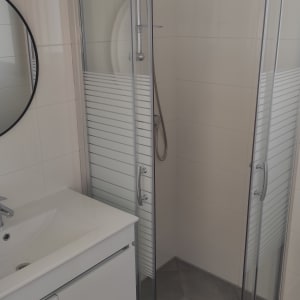 מקלחון זכוכית עם ראש מקלחת מתכתי