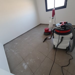 מכונת פוליש ושואב אבק בחדר עם רצפה מלוכלכת