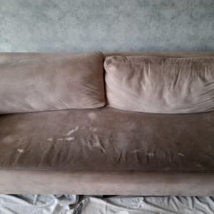 ספה עם כתמים על המושב, מונחת על מגבת