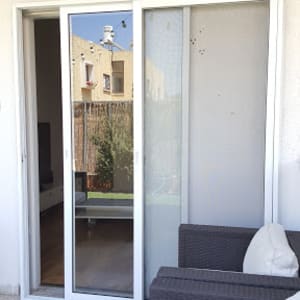 כנף זכוכית ורשת הזזה יציאה לחצר