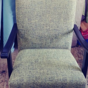 כורסה מרופדת בבד טקסטורה ירוק עם ידיות עץ שחורות